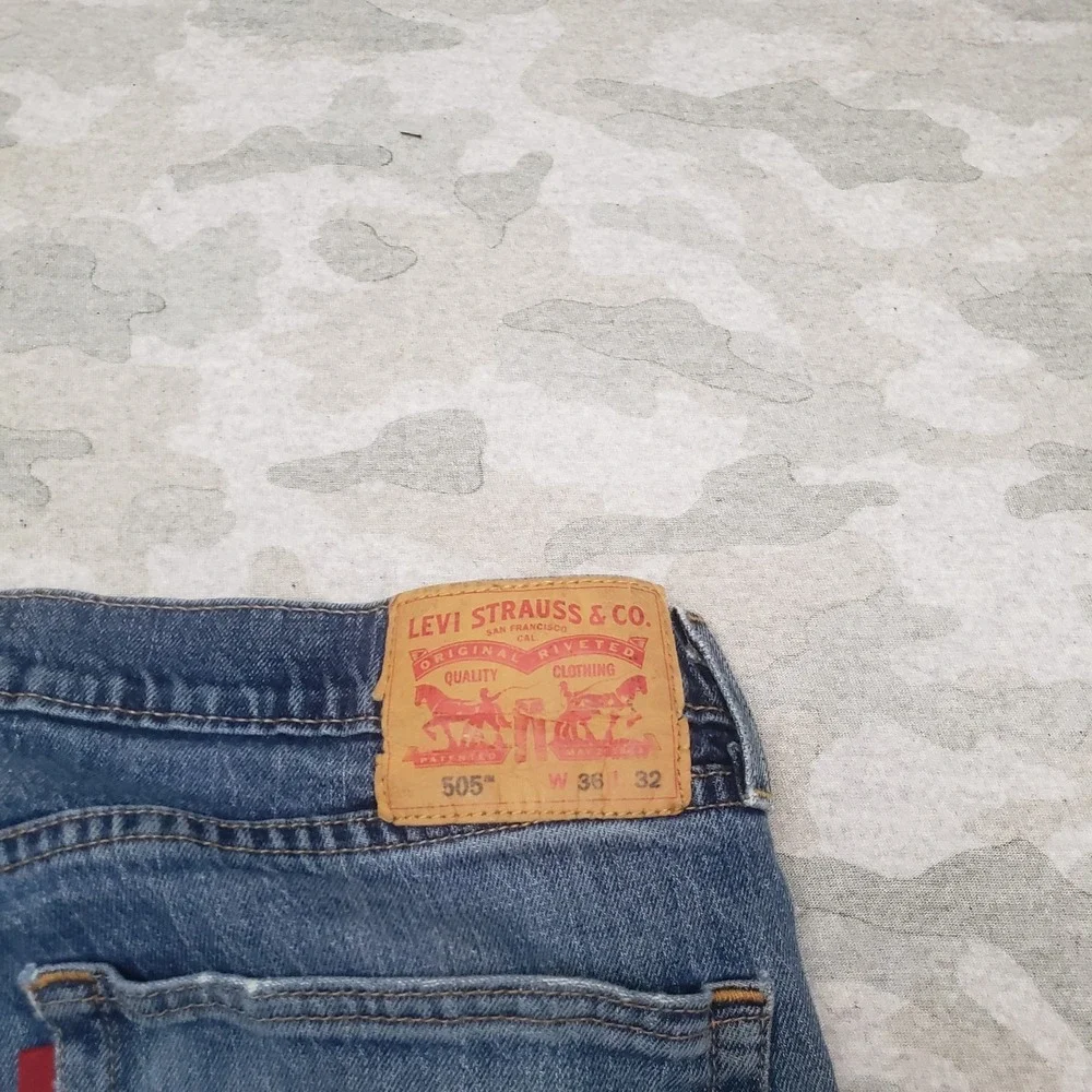 Levis 505 Jeans Mens 38x32 Blue Straight Leg‎ Pockets Denim Medium Wash